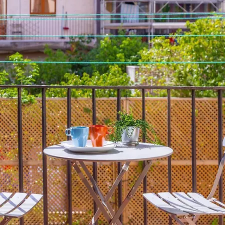 Apartment Lodging Modern In Downtown With Lovely Balcony